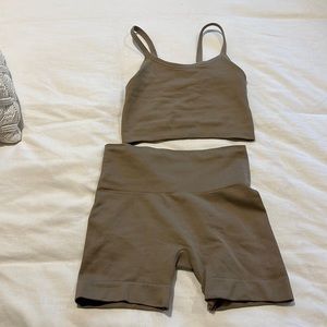 SET ACTIVE Sculptflex biker short and tank top. Sand color, size xs